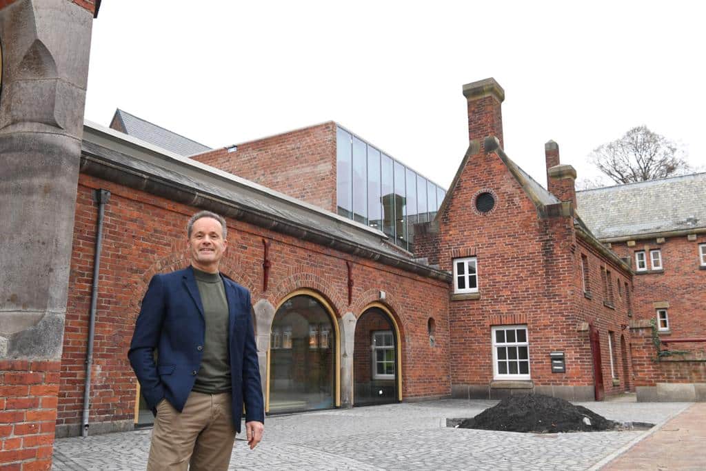 Wethouder John van den Hoven bij het schoenenmuseum