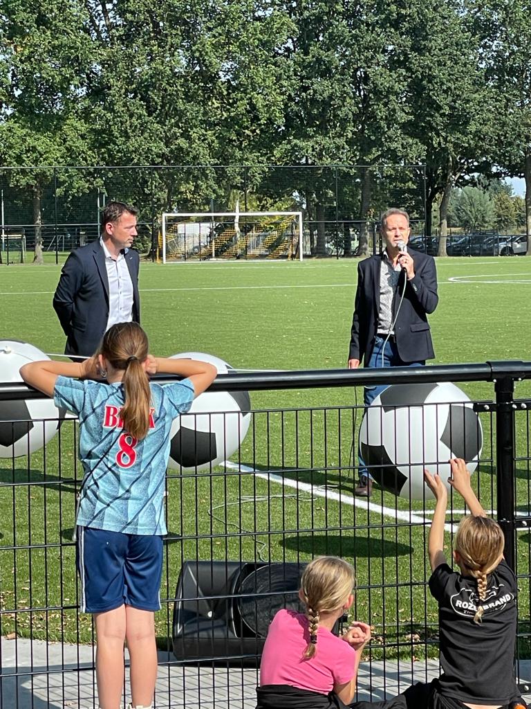 Wethouder John van den Hoven tijdens de opening kunstgrasveld SSC 55